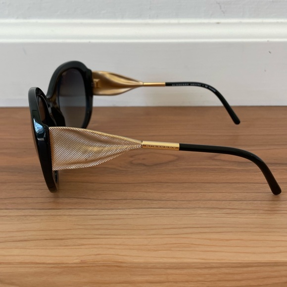 🖤 Authentic Polarized Burberry Sunglasses in pre-loved excellent condition. - Picture 3 of 7